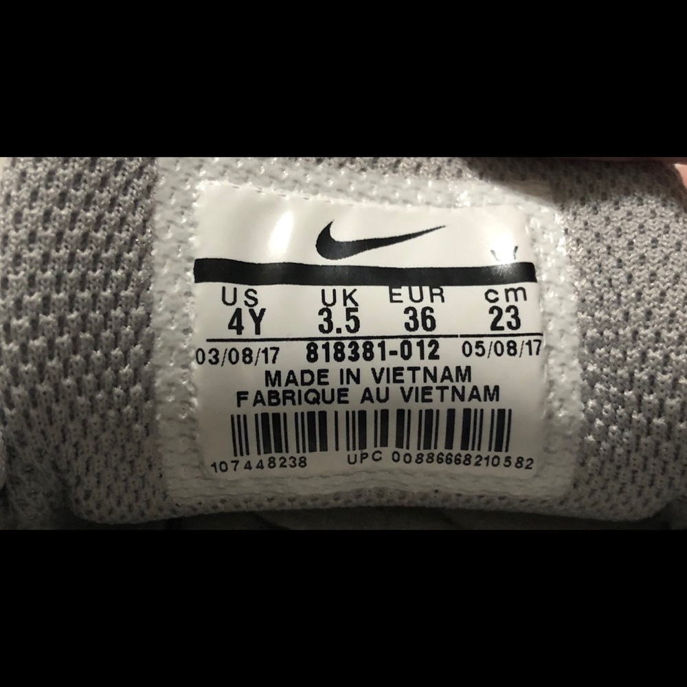 Girl’s Nike running shoes - Picture 6 of 6
